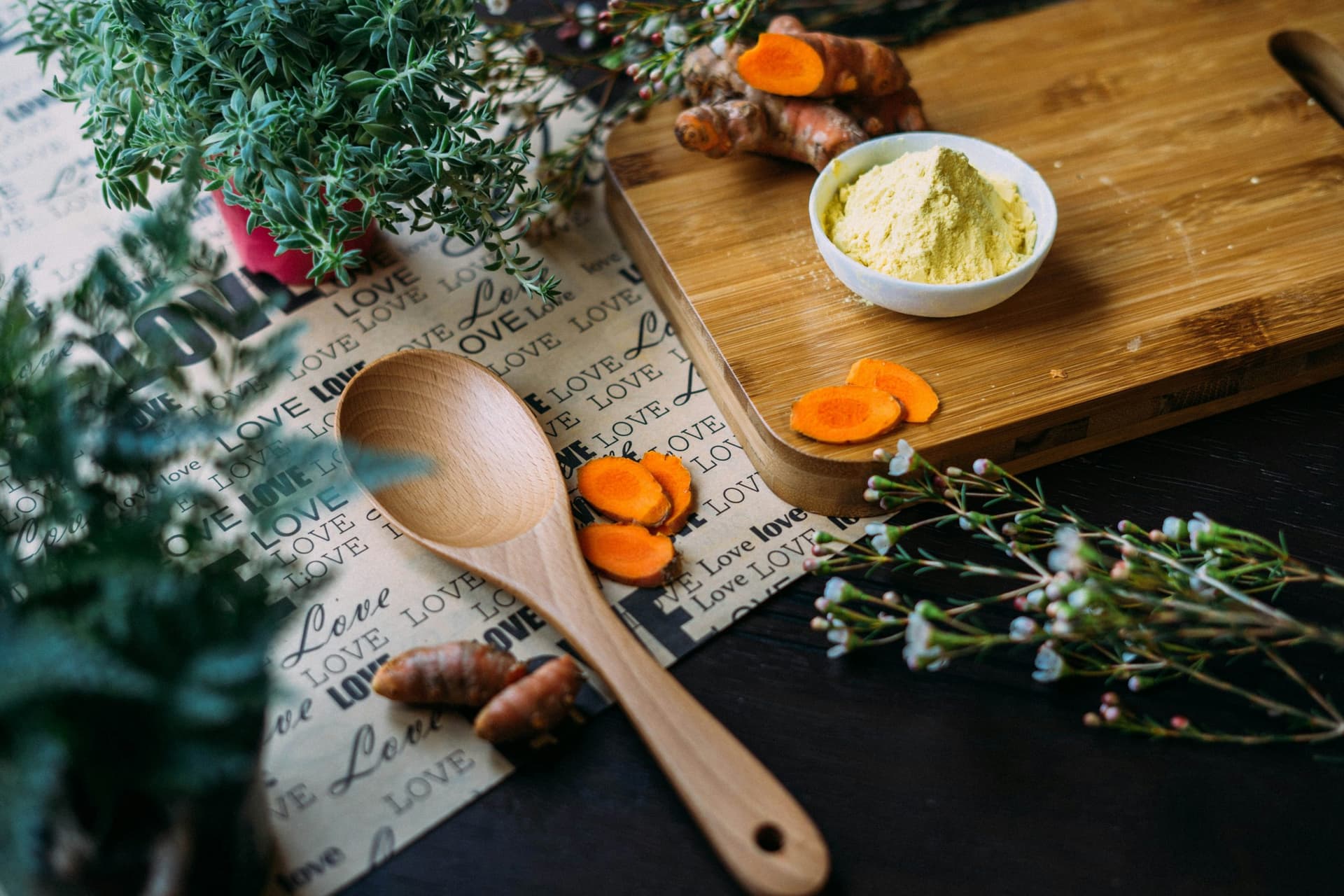 Raw turmeric and natural herbs - the ingredients behind Singular